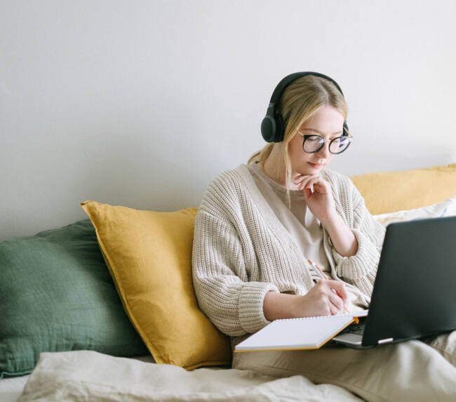 Jeune femme travaillant sur son ordinateur et son linkedin