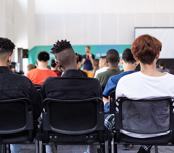 Étudiants assis en réunion