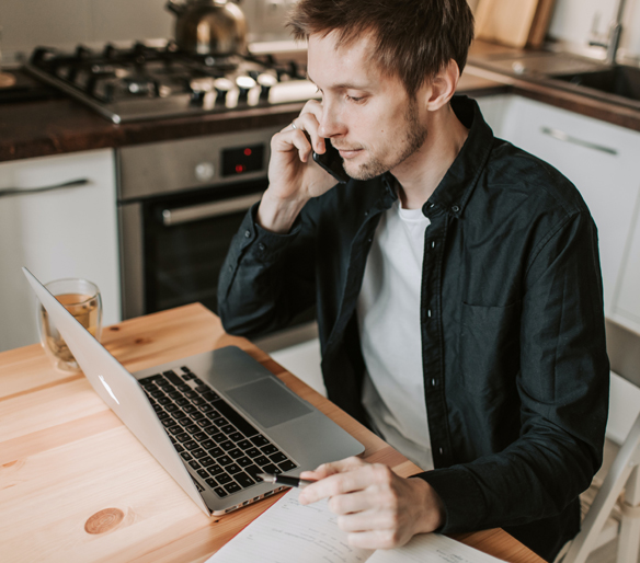 Homme recherchant un emploi sur son ordinateur