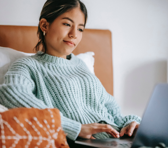 Femme recherchant un emploi sur son ordinateur