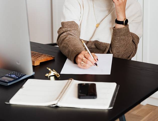 Femme travaillant à son bureau